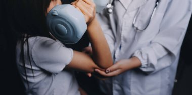 Fizyoterapistle antrenman yapan yaşlı bir kadın. Evde terapist kullanıyor. Huzurevinde yaşlı bir kadına destek oluyor.