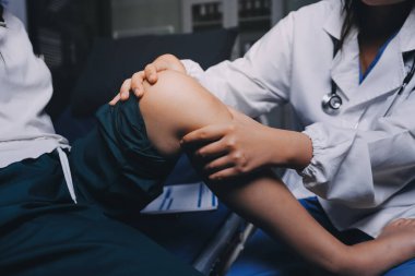 Rehabilitasyon terapisi, rehabilitasyon merkezlerinde çalışan profesyonel erkek fizyoterapistler, erkek hastaların bacak ve kas ağrılarını tedavi ederken,.