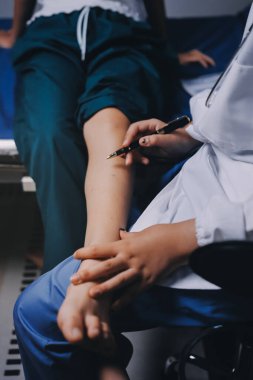 Rehabilitasyon terapisi, rehabilitasyon merkezlerinde çalışan profesyonel erkek fizyoterapistler, erkek hastaların bacak ve kas ağrılarını tedavi ederken,.