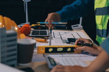 Mimarlar ve mühendisler inşaat projesinde işbirliği içinde çalışıyorlar