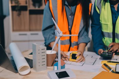 Mimarlar ve mühendisler inşaat projesinde işbirliği içinde çalışıyorlar