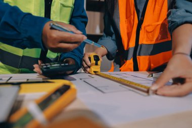 Mimarlar ve mühendisler inşaat projesinde işbirliği içinde çalışıyorlar