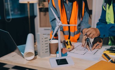 Mimarlar ve mühendisler inşaat projesinde işbirliği içinde çalışıyorlar