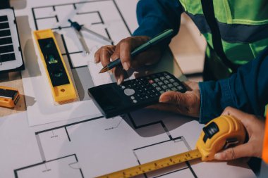 Mimarlar ve mühendisler inşaat projesinde işbirliği içinde çalışıyorlar