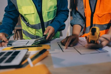 Mimarlar ve mühendisler inşaat projesinde işbirliği içinde çalışıyorlar