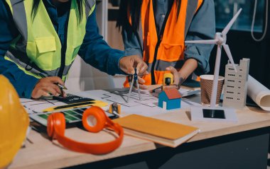 Mimarlar ve mühendisler inşaat projesinde işbirliği içinde çalışıyorlar
