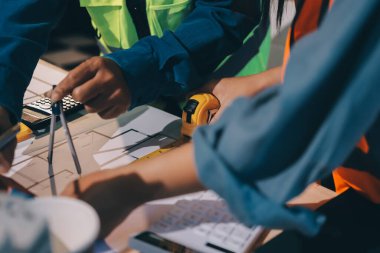 Mimarlar ve mühendisler inşaat projesinde işbirliği içinde çalışıyorlar