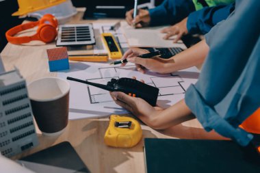 Mimarlar ve mühendisler inşaat projesinde işbirliği içinde çalışıyorlar