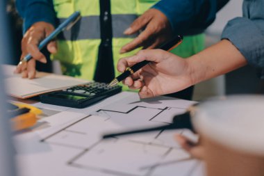 Mimarlar ve mühendisler inşaat projesinde işbirliği içinde çalışıyorlar