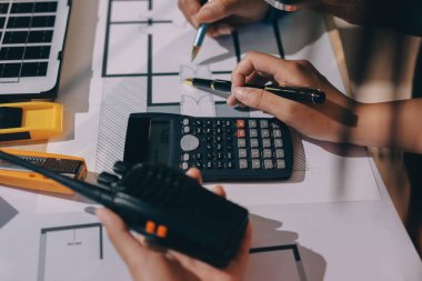 Mimarlar ve mühendisler inşaat projesinde işbirliği içinde çalışıyorlar