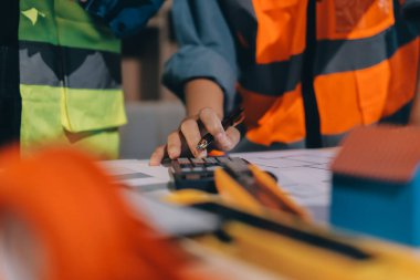 Mimarlar ve mühendisler inşaat projesinde işbirliği içinde çalışıyorlar