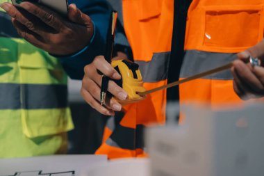Mimarlar ve mühendisler inşaat projesinde işbirliği içinde çalışıyorlar