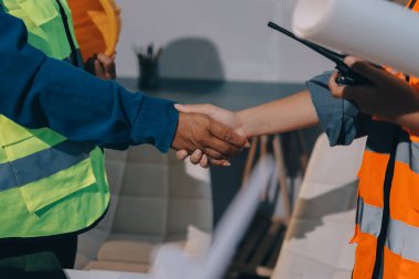 Mimarlar ve mühendisler inşaat projesinde işbirliği içinde çalışıyorlar