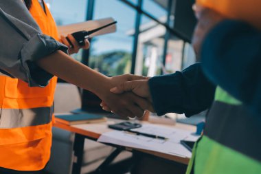 Mimarlar ve mühendisler inşaat projesinde işbirliği içinde çalışıyorlar