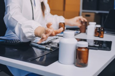 Hastane konferans salonunda kıdemli hekimin sunumu ve sağlık uygulamaları üzerine profesyonel eğitim oturumuna katılan bir grup doktor