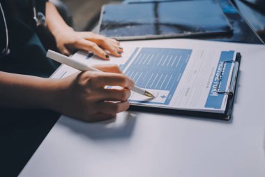 Hastane konferans salonunda kıdemli hekimin sunumu ve sağlık uygulamaları üzerine profesyonel eğitim oturumuna katılan bir grup doktor