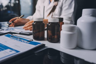 Hastane konferans salonunda kıdemli hekimin sunumu ve sağlık uygulamaları üzerine profesyonel eğitim oturumuna katılan bir grup doktor