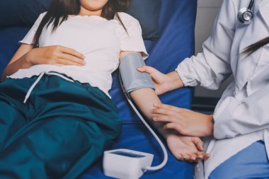 Hemşire masada yaşlı kadının kan basıncını ölçtü, yakın çekim. Üst düzey nesillere yardımcı olmak