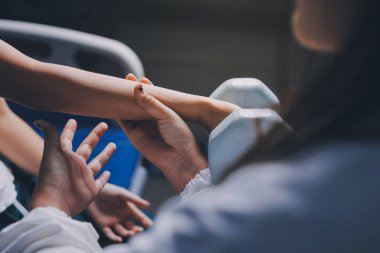 Fizyoterapistle antrenman yapan yaşlı bir kadın. Evde terapist kullanıyor. Huzurevinde yaşlı bir kadına destek oluyor.