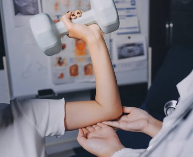 Fizyoterapistle antrenman yapan yaşlı bir kadın. Evde terapist kullanıyor. Huzurevinde yaşlı bir kadına destek oluyor.