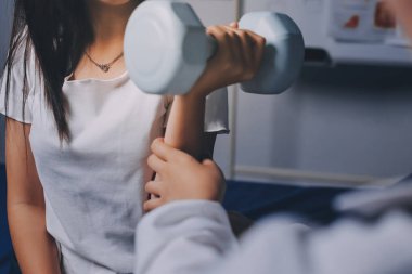 Fizyoterapistle antrenman yapan yaşlı bir kadın. Evde terapist kullanıyor. Huzurevinde yaşlı bir kadına destek oluyor.