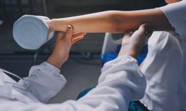 Fizyoterapistle antrenman yapan yaşlı bir kadın. Evde terapist kullanıyor. Huzurevinde yaşlı bir kadına destek oluyor.