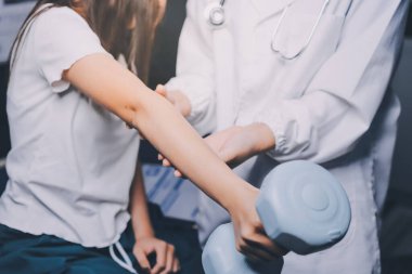 Fizyoterapistle antrenman yapan yaşlı bir kadın. Evde terapist kullanıyor. Huzurevinde yaşlı bir kadına destek oluyor.