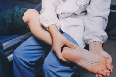 Rehabilitasyon terapisi, rehabilitasyon merkezlerinde çalışan profesyonel erkek fizyoterapistler, erkek hastaların bacak ve kas ağrılarını tedavi ederken,.