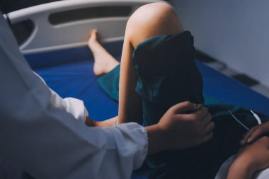 Rehabilitasyon terapisi, rehabilitasyon merkezlerinde çalışan profesyonel erkek fizyoterapistler, erkek hastaların bacak ve kas ağrılarını tedavi ederken,.