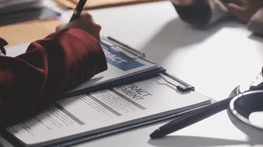 Yargıç Gavin ve Adalet Avukatları 'nın arka plandaki hukuk firmasında takım toplantısı var. Ofiste müvekkili olan noter.