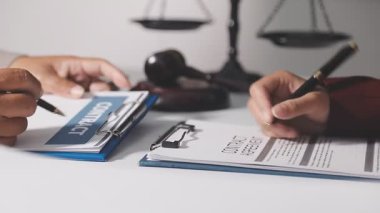 Yargıç Gavin ve Adalet Avukatları 'nın arka plandaki hukuk firmasında takım toplantısı var. Ofiste müvekkili olan noter.