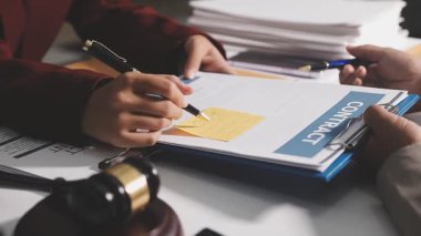 Yargıç Gavin ve Adalet Avukatları 'nın arka plandaki hukuk firmasında takım toplantısı var. Ofiste müvekkili olan noter.