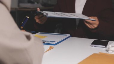 Yargıç Gavin ve Adalet Avukatları 'nın arka plandaki hukuk firmasında takım toplantısı var. Ofiste müvekkili olan noter.