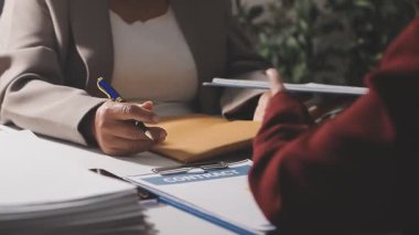 Yargıç Gavin ve Adalet Avukatları 'nın arka plandaki hukuk firmasında takım toplantısı var. Ofiste müvekkili olan noter.