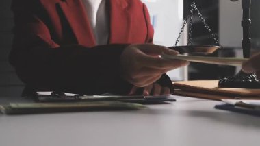 Yargıç Gavin ve Adalet Avukatları 'nın arka plandaki hukuk firmasında takım toplantısı var. Ofiste müvekkili olan noter.