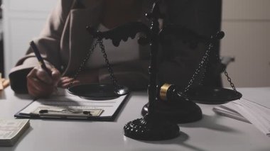 Yargıç Gavin ve Adalet Avukatları 'nın arka plandaki hukuk firmasında takım toplantısı var. Ofiste müvekkili olan noter.