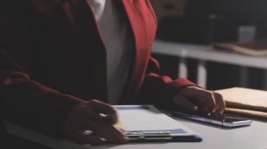 Yargıç Gavin ve Adalet Avukatları 'nın arka plandaki hukuk firmasında takım toplantısı var. Ofiste müvekkili olan noter.