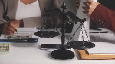 Yargıç Gavin ve Adalet Avukatları 'nın arka plandaki hukuk firmasında takım toplantısı var. Ofiste müvekkili olan noter.