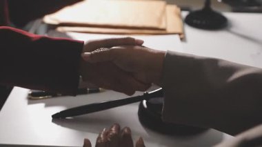 Yargıç Gavin ve Adalet Avukatları 'nın arka plandaki hukuk firmasında takım toplantısı var. Ofiste müvekkili olan noter.