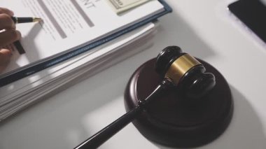 Yargıç Gavin ve Adalet Avukatları 'nın arka plandaki hukuk firmasında takım toplantısı var. Ofiste müvekkili olan noter.