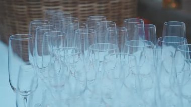 Şirketin büyümesi, istatistikleri, grafikleri ve pasta grafikleri ile birlikte Masaüstü Bilgisayarı üzerinde çalışan bir İşadamının Kapanışı. Dijital Projeleri Yöneten Erkek Yönetici, Veri Yazıyor, Klavye ve Fare Kullanıyor