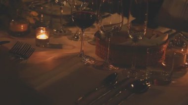 Bir grup insanın Şükran Günü 'nü kutlamak için şarap bardaklarıyla kadeh kaldırması ve uzay boşluğunu kopyalaması.