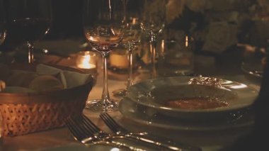 Bir grup insanın Şükran Günü 'nü kutlamak için şarap bardaklarıyla kadeh kaldırması ve uzay boşluğunu kopyalaması.