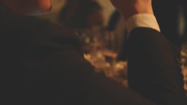 Bir grup insanın Şükran Günü 'nü kutlamak için şarap bardaklarıyla kadeh kaldırması ve uzay boşluğunu kopyalaması.