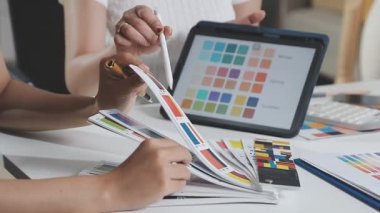 Şirketin büyümesi, istatistikleri, grafikleri ve pasta grafikleri ile birlikte Masaüstü Bilgisayarı üzerinde çalışan bir İşadamının Kapanışı. Dijital Projeleri Yöneten Erkek Yönetici, Veri Yazıyor, Klavye ve Fare Kullanıyor