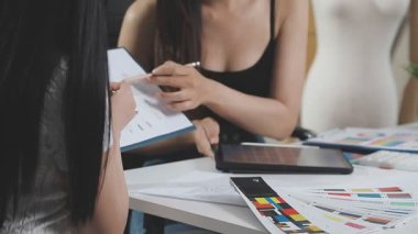 Şirketin büyümesi, istatistikleri, grafikleri ve pasta grafikleri ile birlikte Masaüstü Bilgisayarı üzerinde çalışan bir İşadamının Kapanışı. Dijital Projeleri Yöneten Erkek Yönetici, Veri Yazıyor, Klavye ve Fare Kullanıyor