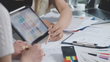 Şirketin büyümesi, istatistikleri, grafikleri ve pasta grafikleri ile birlikte Masaüstü Bilgisayarı üzerinde çalışan bir İşadamının Kapanışı. Dijital Projeleri Yöneten Erkek Yönetici, Veri Yazıyor, Klavye ve Fare Kullanıyor