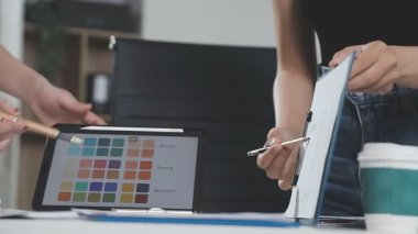 Şirketin büyümesi, istatistikleri, grafikleri ve pasta grafikleri ile birlikte Masaüstü Bilgisayarı üzerinde çalışan bir İşadamının Kapanışı. Dijital Projeleri Yöneten Erkek Yönetici, Veri Yazıyor, Klavye ve Fare Kullanıyor