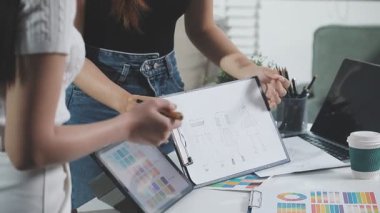 Şirketin büyümesi, istatistikleri, grafikleri ve pasta grafikleri ile birlikte Masaüstü Bilgisayarı üzerinde çalışan bir İşadamının Kapanışı. Dijital Projeleri Yöneten Erkek Yönetici, Veri Yazıyor, Klavye ve Fare Kullanıyor