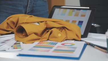 Şirketin büyümesi, istatistikleri, grafikleri ve pasta grafikleri ile birlikte Masaüstü Bilgisayarı üzerinde çalışan bir İşadamının Kapanışı. Dijital Projeleri Yöneten Erkek Yönetici, Veri Yazıyor, Klavye ve Fare Kullanıyor